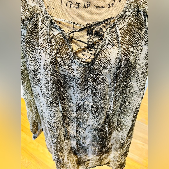 Daisy Fuentes Snakeskin Lace Up Blouse in Olive, Cream and Brown size XL - Picture 12 of 15